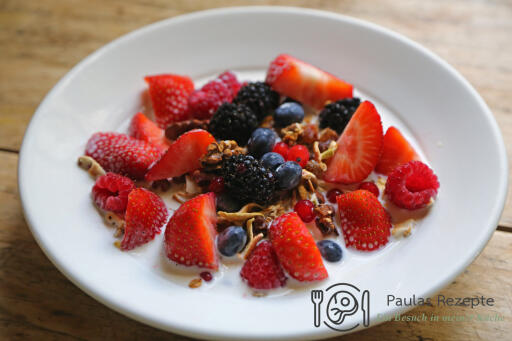 Knuspermüsli mit getrockneten Früchten und Zimt knuspermu sli mit frischen beeren