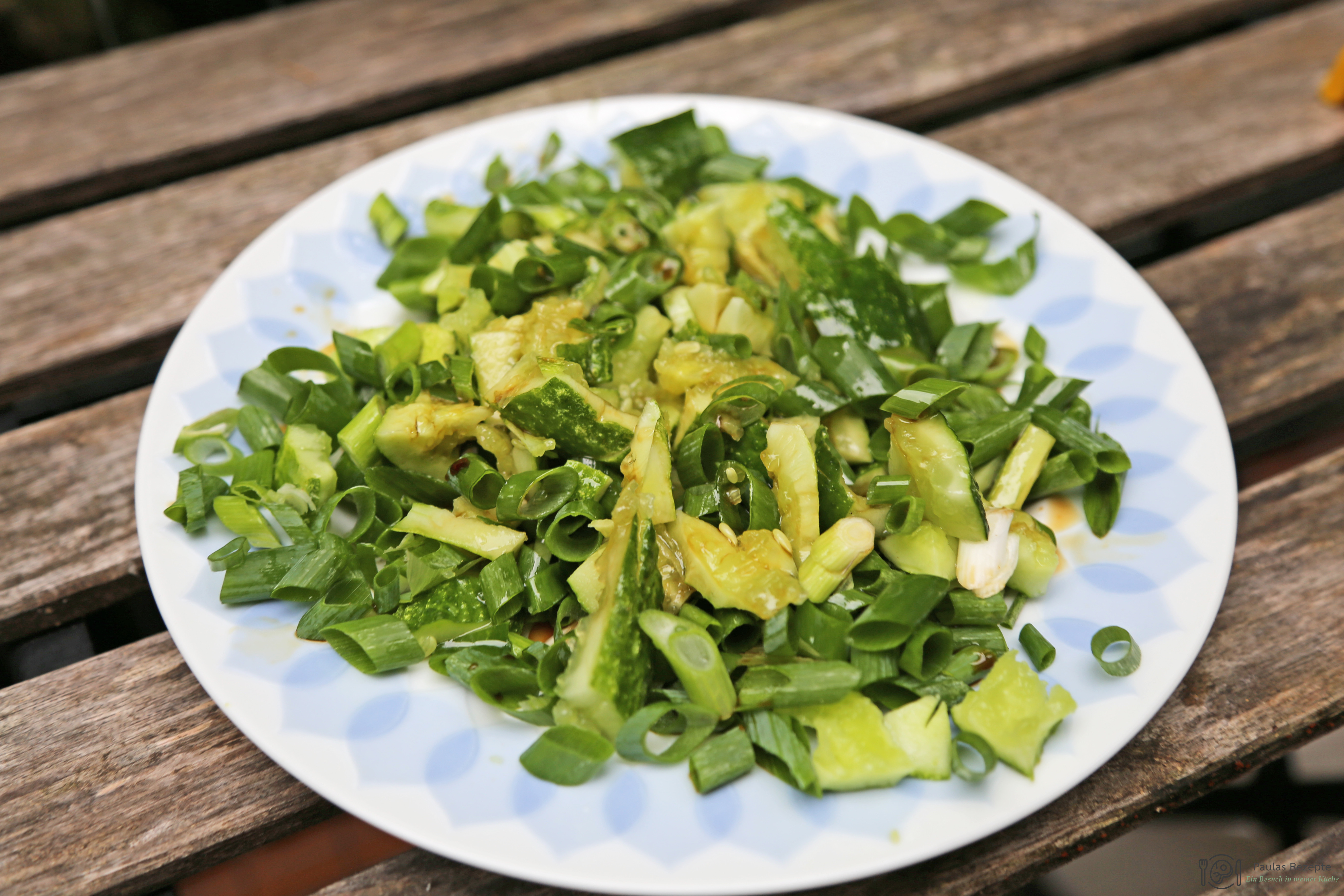 Chinesischer Gurkensalat aus geschlagenen Gurken