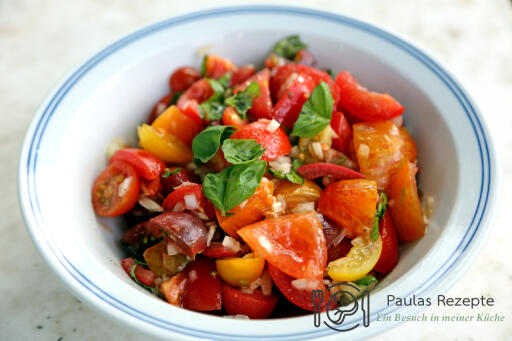 Ganz einfacher Tomatensalat aus bunten Tomaten tomatensalat